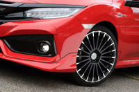 専用開発の19インチアルミホイール「MDC」。テスト車ではブリヂストンのスポーツタイヤ「ポテンザ アドレナリンRE003」が組み合わされていた。