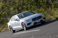 「T6 Twin Engine AWD」のドライブモードセレクターには、標準モードの「ハイブリッド」、極力電気のみで走る「ピュア」、高い加速力を発揮する「パワー」、4輪に最適な駆動力を配分する「コンスタントAWD」の4種類の制御が用意される。