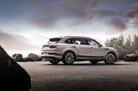 「ベンテイガEWB」の国内価格は2675万円。「ベンテイガEWBアズール」は343万円高の3018万円、これに独自のドレスアップを施し装備を充実させた発売記念モデル「ベンテイガEWBアズール ファーストエディション」は、さらに200万円高の3218万円となっている。