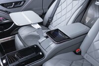 左右後席にはそれぞれ格納式のテーブルが備わっている。