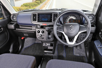 機能的にいろいろと簡素化される「A」だが、意外やインテリアのトリムは上級グレードと共通。ダッシュボードやドアコンソールには、紺の装飾パネルがあしらわれる。