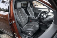 上級グレードたる「GT」ではシートにアルカンターラとテップレザー（合皮）のコンビ表皮を採用。ヒーターやメモリー機能付き電動機構も備わっている。