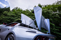 ルーフトップは2分割され、コンパクトに収納される。45km/h以下の車速であれば、走行中でもオープン／クローズの操作が行える。