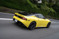 ややクラシックなところはあるが、アクセルで豪快に車体を振り回せる新型「フェアレディZ」。見る人を笑顔にするキャラクターとも相まって、今の時代に貴重なスポーツカーといえるだろう。