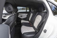 後席の定員は3人。写真のシートはキルトステッチ入りだが、スエード調のものなど、さまざまな表皮が用意される。