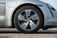 標準仕様のタイヤサイズは、前：225/55R19、後ろ：275/45R19と、前輪に対して後輪がかなり太め。試乗車にはオプションの「Taycan Sエアロホイール」が装備されていた。