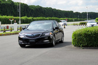 体験試乗を終えて戻ってきた自動運転システム搭載の「レジェンド」。文中の「レベル3」とは自動運転の“度合い”を示すもので、加速、制動、操舵のすべてをシステムが行い、システムが要請した場合のみドライバーが対応する状態を指す。