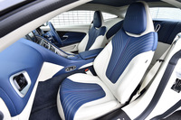 ヘッドレスト一体型のフロントシート。シートヒーターが標準で備わる。