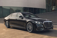 2026年1月に発表された、現行「Sクラス」のマイナーチェンジモデル。ご覧のとおり、フロントグリルが巨大化している。