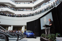 フィアットによるクライスラーの資産購入に際し、クライスラーの従業員を前に演説を行うフィアットのセルジオ・マルキオンネCEO。（2009年6月10日）。