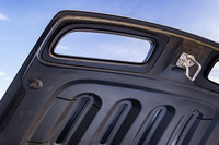 「911 GT3」と同様のエアアウトレット付きボンネットと固定式リアスポイラーは、軽量化と強度を両立させたCFRP製。