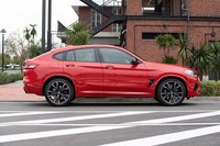 減衰力が可変調節できる「Mサスペンション」を採用。モードは「コンフォート」「スポーツ」「スポーツ＋」の全3種類。