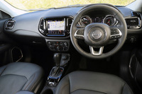 ピアノブラックとシルバーの装飾が目を引くインテリア。最上級グレードの「リミテッド」には、9基のスピーカーを備えたBeats Audioのプレミアムサウンドシステムが標準装備される。