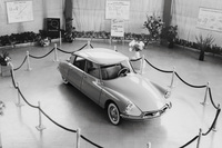 「シトロエンDS」は、「トラクシオン アヴァン15CV」の後継モデルとして1955年10月のパリサロンで発表された。1955年から1975年まで20年にわたり生産され、その数はシリーズ合計で145万6115台にのぼるという。