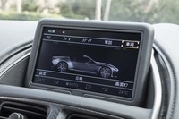 ダッシュボードの中央には、インフォテインメントシステム用の小ぶりなスクリーンがレイアウトされる。