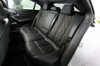 攻めたボディーのスタイリングゆえ、後席のヘッドルームはそれなり。ご覧の通り、ヘッドレストと天井との隙間はほとんどない。