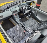 「ホンダ・ビート」はMR車であること以外にも、オートバイを思わせるデザインのメーターや、運転席側のスペースを助手席側よりも広くしたレイアウト、ゼブラ柄のシート地など、見どころの多い一台だった。