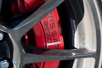 制動力もコントロール性も高いブレーキシステムは「NISMO」専用。キャリパーにロゴが書いてあるとつい「ブレン……」と読んでしまうが、実際には「akebono」だ。