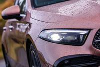 パワードームと呼ばれる膨らみが追加されたボンネットや、内部がリニューアルされたヘッドランプを採用する「Aクラス」のマイナーチェンジモデル。交通状況に応じてハイビームとロービームを切り替え、ヘッドライトの照射範囲を自動調整する「アダプティブハイビームアシスト」も標準装備される。