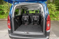 3列目シートは後ろ側のヒンジをリリースして前に倒し、ベルトで2列目側に固定できる。