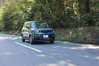 パワートレインはマイルドハイブリッドの1.2リッター3気筒自然吸気エンジンとCVTの組み合わせ。WLTCモードの燃費はFF車で22.8km/リッター、4WD車で21.0km/リッターと飛躍的に向上した。