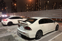 「今日はこのクルマでハルナ（榛名）とアカギ（赤城）に行って、最後にワンガン（首都高）に来ました」と語ったアメリカの青年。乗っていたのは3代目「シビック タイプR」のレンタカー（写真右）で、千葉の「おもしろレンタカー」で借りたという。