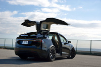 「ファルコンウイングドア」と呼ばれる特徴的なリアドアを持つ「モデルX」。各種センサーにより、跳ね上げたときに壁や天井に当たりそうになると自動的に停止する。