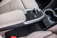 「2シリーズ アクティブツアラー」と同じく、空中に浮かんでいるような「アイランド型センターコンソール」を採用。スタート／ストップスイッチやスイッチ式のシフトセレクター、ドライブモードセレクターなどが整然と配置される。