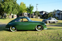 大堰公園には、1台のナロー「911E」と2台の「356」からなる3台のポルシェが展示された。最も古い1951年型356は「プリA」と呼ばれる最初期型。会場でかなりの人気を集めていた。