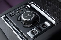 「スピリット・オブ・エクスタシー」があしらわれたダイヤルはインフォテインメントシステム用。シフトセレクターはステアリングコラムから生えたレバー式。