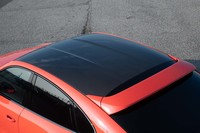 標準のガラスルーフよりも25kg軽量なカーボンルーフは「ライトウェイトスポーツパッケージ」に含まれている。