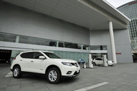 まず試乗したのは、「日産エクストレイル」のハイブリッドモデル。2013年12月に3代目エクストレイルがデビューしてから1年半後の、2015年5月に販売が開始された。
    