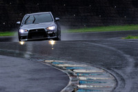 試乗の舞台は富士スピードウェイのショートサーキット（全長810m以上）。メインストレートは約230m。天候はあいにくの雨。