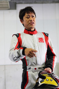 レーシングドライバーの荒 聖治氏。筑波サーキットに続いて、今回は鈴鹿サーキットで「メガーヌR.S.」の実力を試した。（A）