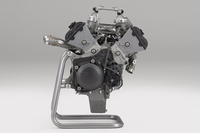 999cc V4エンジンの標準状態の出力は、日本が70psであるのに対し、ヨーロッパ仕様（フランスを除く）が159ps、アメリカ仕様が101psなどと、販売地域によって異なる。