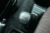 2WDと4WDの切り替えはレバーで行う。走行中でも切り替えできるのは便利だ。