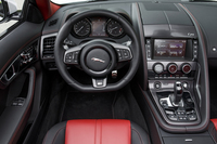 「Fタイプ」のコックピット。「ドライバーを中心に考えた、コントロール性優先のデザインを採用した」とうたわれる。