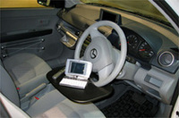 
	「車両動態管理システム」対応のカーナビゲーションと携帯端末PDAにより、営業ルートやスケジュール管理、情報検索、動画配信などが行えるという
	 