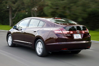 【「FCXクラリティ」のスペック】
	全長×全幅×全高＝4835×1845×1470mm／車重＝1625kg／駆動方式＝FF／交流同期電動機（100KW（134ps）、26.1kgm）／燃料＝高圧水素ガス（タンク容量171L）／エネルギー貯蔵＝リチウムイオンバッテリー