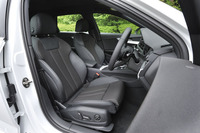 「S lineパッケージ」を選択すると、「スプリントクロス」とレザーのコンビシートにアップグレードされる。