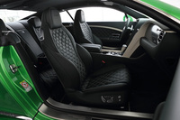 シートには2016年モデルから新しいデザインを採用。テスト車にはオプションで用意されるコントラストカラーのステッチが採用されていた。