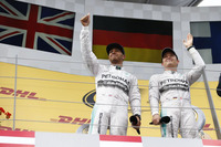 11年ぶりに復活したオーストリアGPで、メルセデスが今季6度目の1-2フィニッシュ。今シーズン3勝目を記録しポイントリードをさらに広げたニコ・ロズベルグ（右）と、2位に終わったルイス・ハミルトン（左）。（Photo=Mercedes）
    