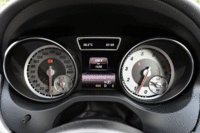 メーターは2眼式。その間にはマルチインフォメーションディスプレイが配される。（写真をクリックすると、画面の表示バリエーションが見られます）
    