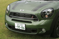 今回のマイナーチェンジでは、フロントグリルの意匠を変更。グレードによる差別化が図られ、「クーパーSD」は黒を基調に赤い「S」のロゴをあしらったデザインとなった。
    