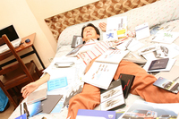 2008年パリサロンの際、投宿先にて撮影。資料の殺人的な重さに、客死寸前の図。