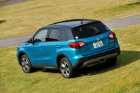 「スズキ・エスクード」は1988年にデビュー。初代、2代目はコンパクトクラスだったが、3代目は実質「グランドエスクード」の後継を担うミドルサイズSUVとして登場。4代目で、ふたたびコンパクトクラスに戻る格好となった。