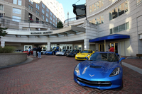 試乗会場となったホテルの前に並ぶ、色とりどりの「C7コルベット」。日本仕様で選べるのは5色だが、北米仕様では10色ものボディーカラーが用意されている。
    