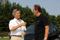 談笑する特別審査委員長のレオナルド・フィオラバンティ氏（左）と特別審査委員のバレンチノ・バルボーニ氏（右）。フィオラバンティ氏はかつて「ピニンファリーナ」のチーフデザイナーとして、フェラーリの「365GTB/4デイトナ」「365GT4BB」「288GTO」「F40」などを手がけた。バルボーニ氏は元ランボルギーニのチーフテストドライバーで、「ミウラ」から「ガヤルド」「ムルシエラゴ」に至るモデルの走りの味付けを行ったと言われる人物。イタリアの誇る2人の名匠のツーショットである。