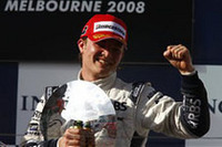 3位ニコ・ロズベルグは、36戦目にして初表彰台。カート時代からの親友、ハミルトンと抱き合って喜びをあらわした。（写真＝Williams）