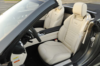 AMG専用デザインのフルレザーシートが装着される。